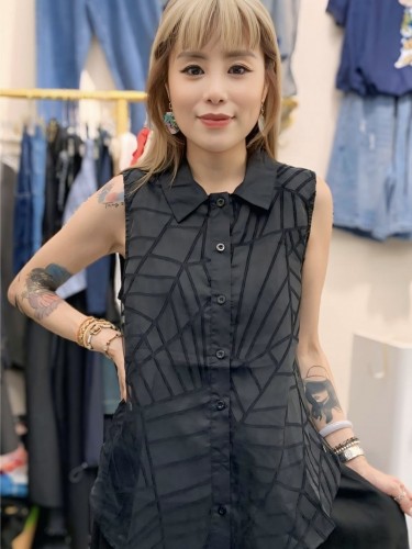 YY 226 Black sleeveless shirt