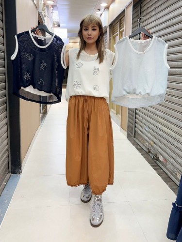 MK150 sleeveless knit seashell emb top