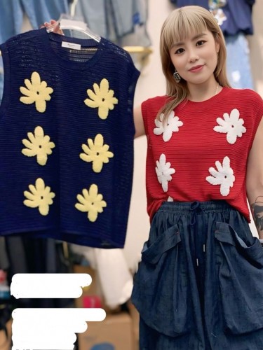 YY 225 sleeveless knit with maomao flower
