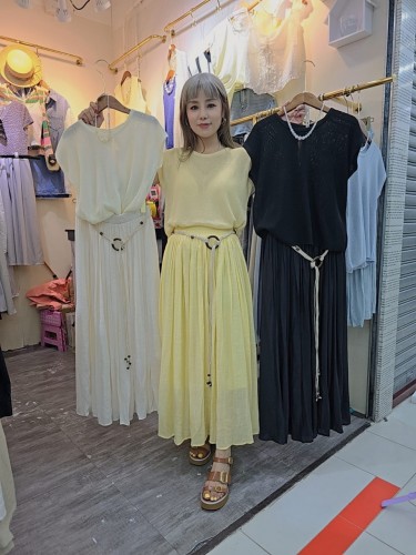 Pe27-Knit top with flare skirt with belt
