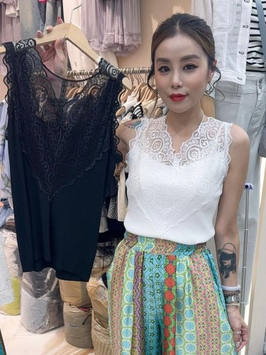 SO67 V lace ribbed tank