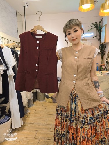 GG68  Button VEST